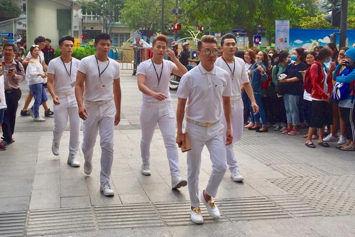 Đàm Vĩnh Hưng xin chữ ký cầu thủ U23